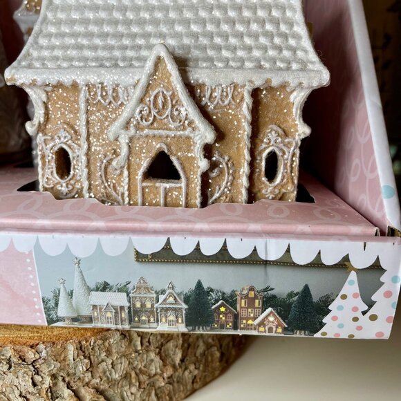 NEW Christmas Cupcakes & Cashmere LED Light Up Gingerbread Village Houses - Picture 2 of 4